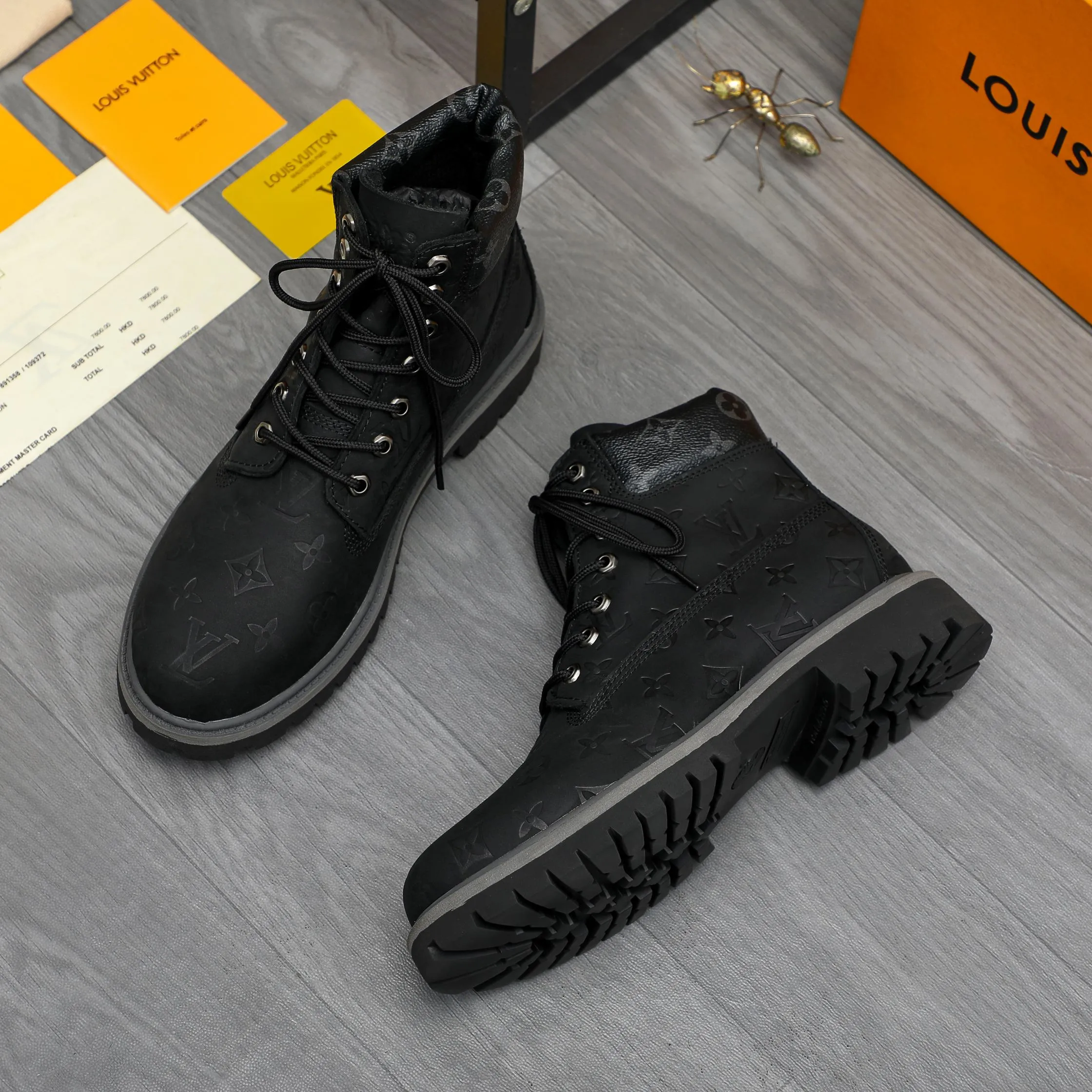 Men's shoes 💰p480 Product trademark: LV "Louis Vuitton" business lace-up high-top men's shoes Regular size: 38-44 Product materials: Selected matte cowhide embossed upper Leather lining Original rubber outsole